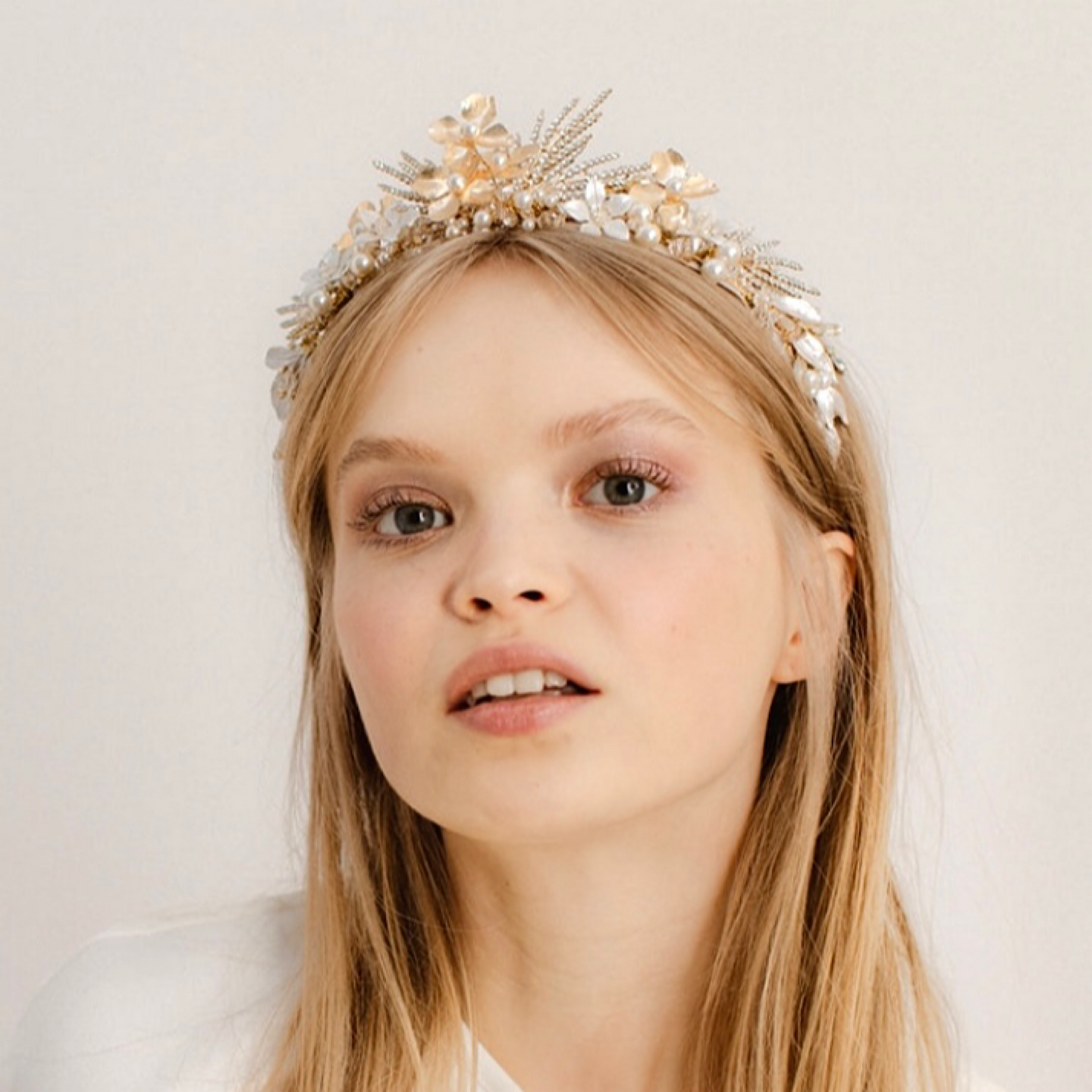 Passion gold tiara with flowers